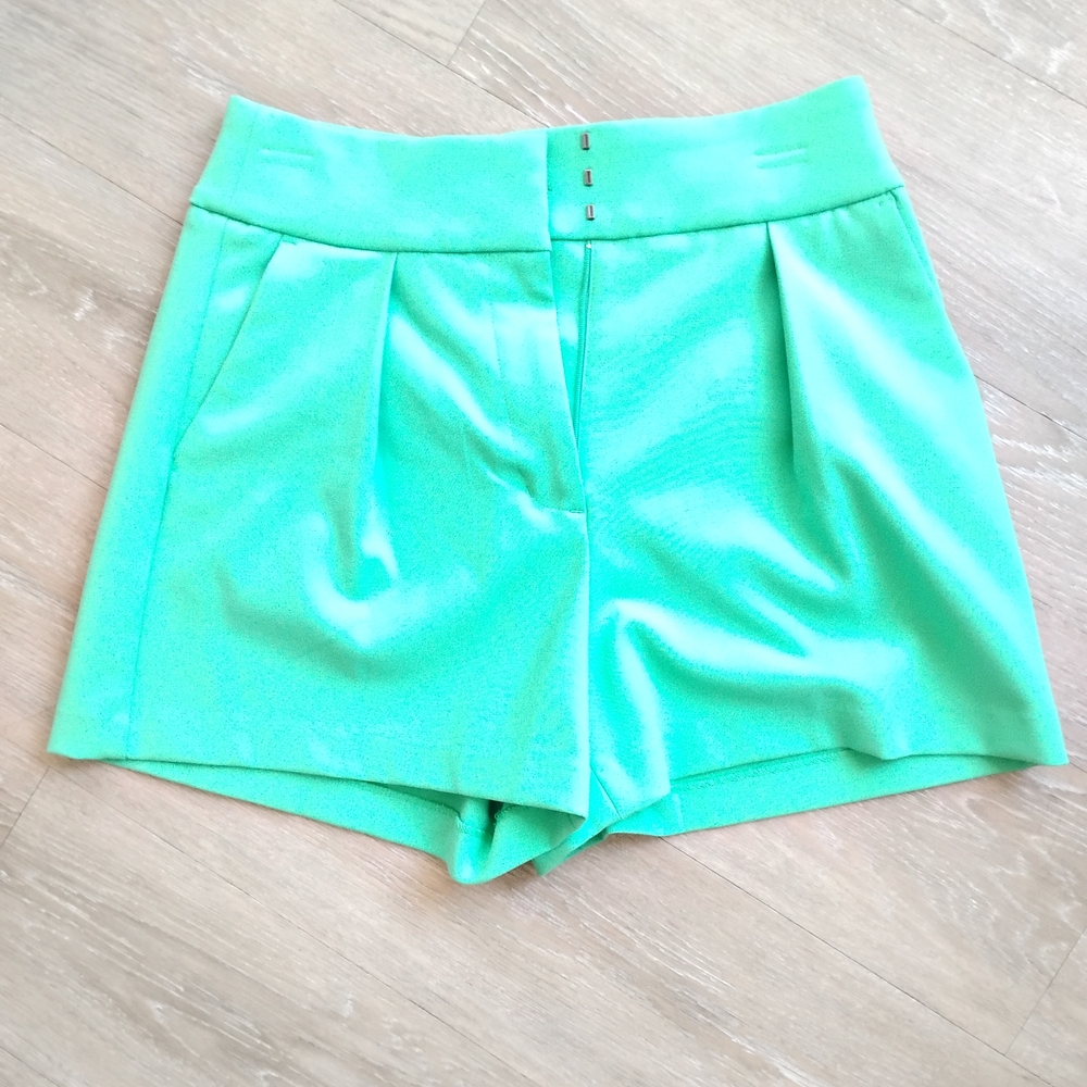 Express Stylist Super High Waist Green Shorts - Picture 3 of 6